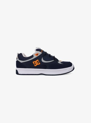 Zapatillas deportivas de color azul marino con acentos grises, que presentan una suela de goma, diseño de cordones y un detalle del logo naranja en el lateral.