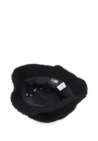 Schwarzer Bucket Hat aus strukturiertem Stoff mit weicher Innenschicht. Verfügt über eine breite Krempe und ein Innenetikett.