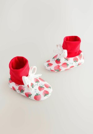 Botine albe cu manșetă roșie la gleznă, decorate cu model de căpșuni și fundițe albe. Textură moale, design ușor pentru nou-născuți.