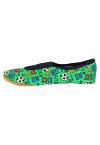 Groene instap schoenen met sportthema patronen, voorzien van zwarte elastische afwerking, een flexibele zool, en graphics van voetballetjes en kleurrijke tekst.