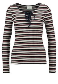 Randig långärmad topp i ribbat material med marinblå, vit och vinröd linjer. Har en rundad halsringning med en snörningsdetalj framtill.