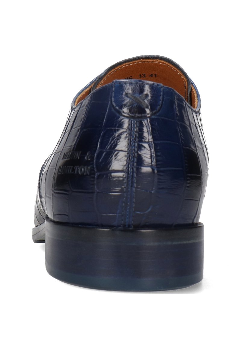 Chaussures en cuir bleu foncé avec une texture crocodile, à bout rond et à petit talon. Présentent des coutures ton sur ton et une finition lisse et brillante.