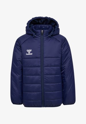 Polstret marineblå jakke med hætte, fuld længde lynlås, elastiske manchetter og logo på venstre bryst. Glat og vandtæt stoftekstur.
