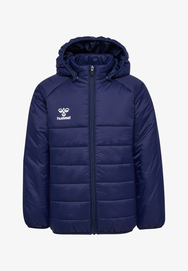 Polstret marineblå jakke med hætte, fuld længde lynlås, elastiske manchetter og logo på venstre bryst. Glat og vandtæt stoftekstur.