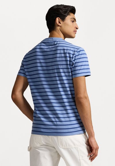 Tricou albastru cu mâneci scurte, cu dungi orizontale de culoare albastră mai închisă, cu guler rotund și textură moale. Design simplu, potrivit pentru îmbrăcăminte casual.