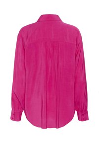 Leuchtend pinke Bluse mit langen Ärmeln, knöpfbaren Manschetten und plissierten Details am Rücken, versehen mit einem klassischen Kragen und einem lockeren Schnitt.