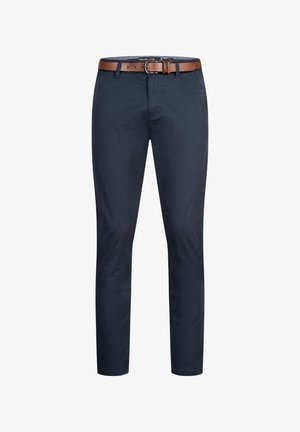 Pantalones ajustados azul marino con bolsillos delanteros y cinturón de cuero marrón, diseñados con un estilo casual.