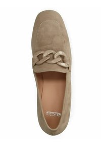 Scarpa flat in suede beige con punta tonda e una decorativa catena lucida sulla parte anteriore. Fodera interna liscia. Design semplice.