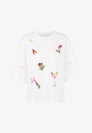 Weißes kurzärmeliges Hemd mit bunten bestickten Motiven: Chilischoten, Cowboy-Stiefel mit Blumen, Kaktus, Cocktail, Limettenscheiben und Lippenstift mit dem Schriftzug „Smile“.