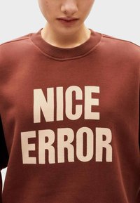 Thinking Mu NICE ERROR - Mikina - brown