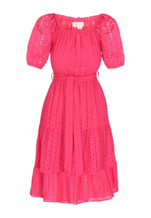 Vaaleanpunainen lyhythihainen mekko, jossa on reikämallinen muotoilu, kerroksellinen hame ja yhteensopiva vyö vyötäröllä. Teksturoitu kangas, joka on rentoa mallia.