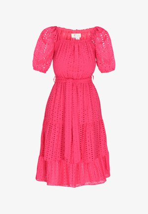 Różowa sukienka z krótkim rękawem, z wzorem z oczkami, z falbaniastą spódnicą i pasującym paskiem w talii. Teksturowany materiał o luźnym kroju.