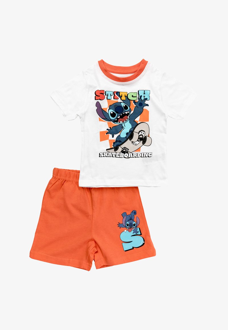Ensemble de pyjama en coton pour enfants comprenant un t-shirt blanc avec un motif "Stitch" et un short orange, mettant en avant un design ludique et des accents colorés.