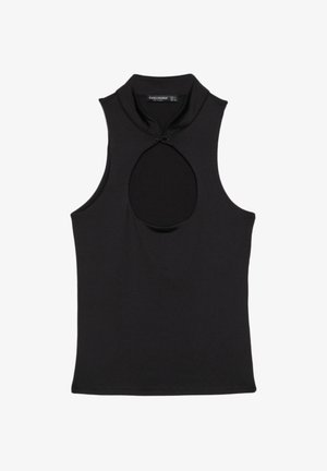 Čierny bezrukávový top s vysokým golierom a kvapkovitým výrezom, zapnutý malou mašľou na výstrihu.