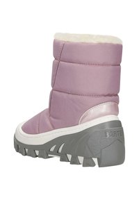 Fialová zateplená zimní bota s tlustou šedou podrážkou a bílou umělou kožešinou, navržená pro chladné počasí a venkovní použití.