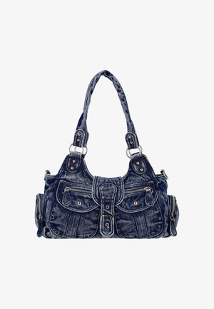 Tummansininen farkkulaukku hopeisilla metalliosilla, jossa on kaksi etutaskua, keskellä oleva läppä ja vetoketjusomisteet sivuilla.