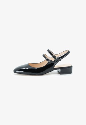 Scarpa slingback in pelle verniciata nera con punta affusolata, due cinturini regolabili e un tacco basso a blocco. Texture liscia con finitura lucida.