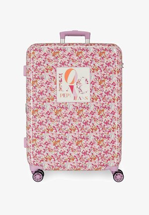 Maleta rígida con patrón floral en rosa, naranja y blanco, cuatro ruedas, asa telescópica rosa y logo central "LOVE PEPE JEANS".