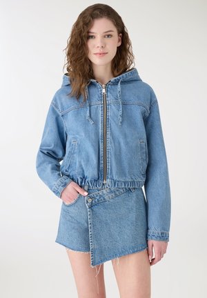 CON CAPPUCCIO E ZIP - Giacca di jeans - blu denim medio