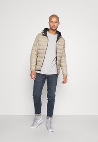 Jack & Jones JJVINCENT PUFFER HOOD - Casaco leve - crockery