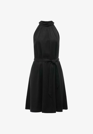 Ærmeløs sort halterneck kjole med rynket halsudskæring og bindebælte i taljen, knælængde med en let udvidet nederdel.