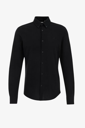 Črna srajca z dolgimi rokavi in ovratnikom, z gumbi spredaj, z gladko teksturo tkanine. Majhen logotip na prsih.