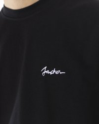 Tricou din bumbac negru cu guler rotund, având un logo brodat alb în zona stânga a pieptului. Textură netedă și design minimalist.