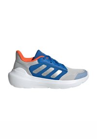 Chaussure de sport grise et bleue avec tige en maille, accents argentés et intérieur orange. Dispose d'un amorti Cloudfoam et d'une semelle blanche arrondie.