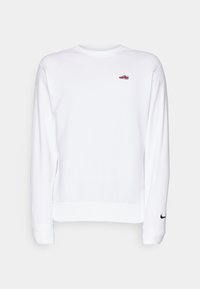 Vit sweatshirt med långa ärmar, rund hals, broderad sneakerslogotyp i rött och svart på bröstet, svart Nike swoosh på ärmen.