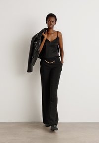 MARCIANO BY GUESS ELLA CHAIN STRAIGHT PANTS - Kalhoty - black