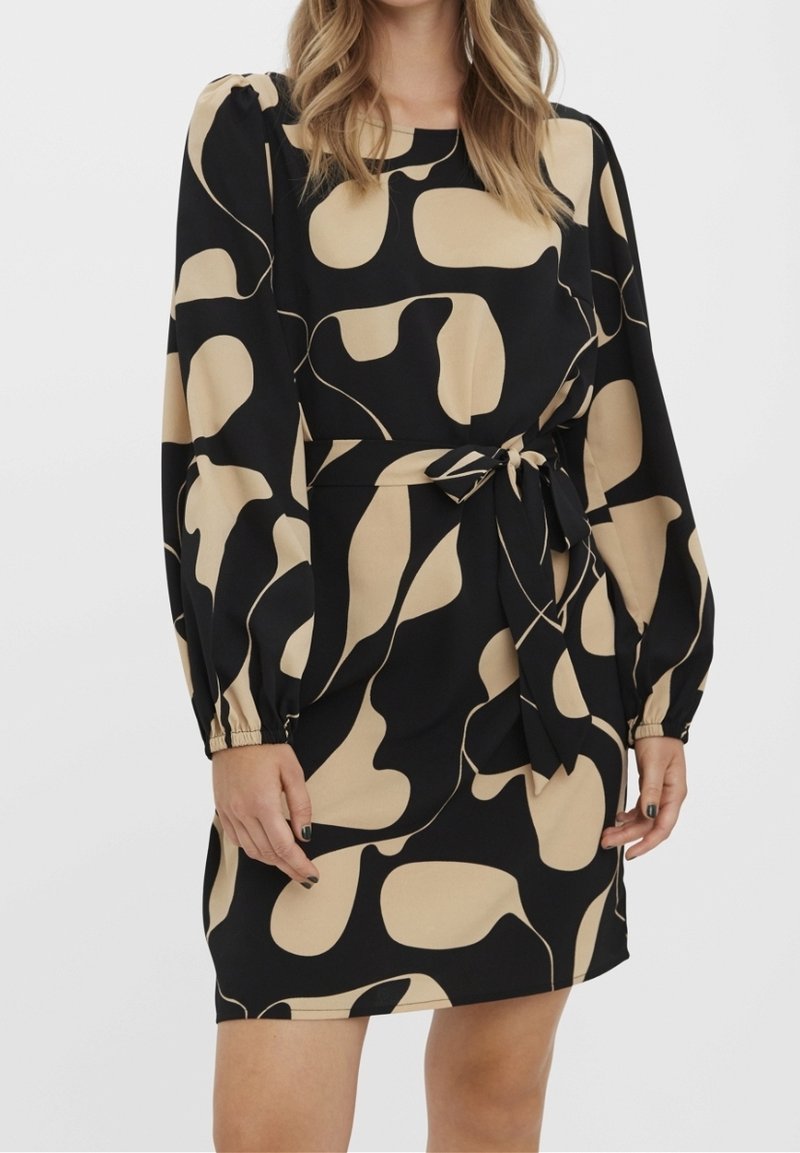 Černé šaty s abstraktními béžovými vzory, dlouhými balónovými rukávy a páskem v pase. Materiál je hladký s mírným leskem.