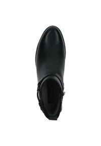 Botín negro de cuero suave con punta redondeada, cremallera lateral y pequeños detalles de hebilla. Presenta un tacón bajo apilado.
