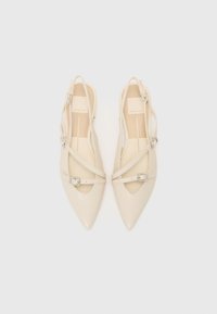 Des chaussures slingback beiges à bout pointu, dotées de plusieurs lanières et d'une boucle décorative. Finition patinée brillante, semelles plates et design minimaliste.