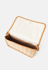 Borsa in tonalità tan e crema con un motivo geometrico, esterno in pelle, pattina aperta e rivestimento interno beige. Presenta una chiusura a scatto.