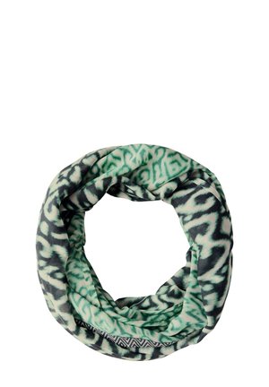 Écharpe en tissu doux torsadée en boucle avec des motifs géométriques abstraits verts, noirs et blancs sur fond blanc.