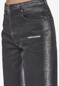 Pegador GINA - Traperice opuštenog kroja - washed black white