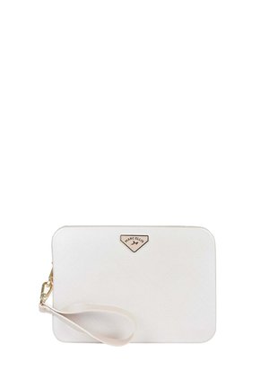Clutch rettangolare bianco con superficie testurizzata, cerniera dorata e attacco per cinturino, con una piccola targhetta con il logo "Marc Ellis".