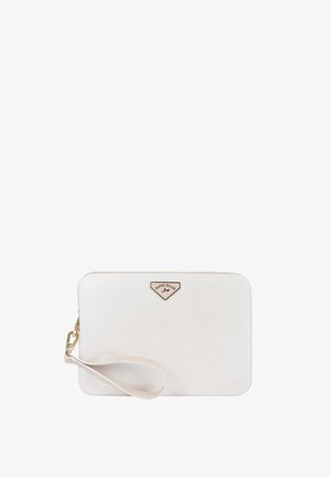 Clutch rettangolare bianco con superficie testurizzata, cerniera dorata e attacco per cinturino, con una piccola targhetta con il logo "Marc Ellis".