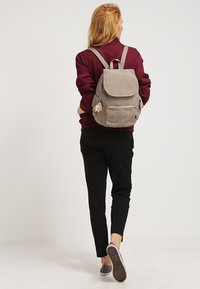 Kipling CITY PACK S - Mochila - warm grey