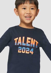T-shirt a maniche lunghe di colore navy con testo in grassetto sfumato "TALENT 2024" in arancione e blu. Tessuto in cotone morbido con scollo standard.