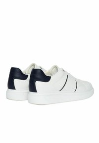 Sneaker in pelle bianca con accenti blu navy, punta rotonda, suola in gomma piatta e dettagli di cucitura tonale sulla parte superiore e sui lati.