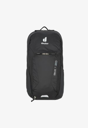 Zwarte Deuter Bike 20 rugzak met bovenhandvat, voorvak met rits en reflecterend logo op een witte achtergrond.