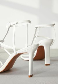 Next SIGNATURE STRAPPY  REGULAR FIT - Korolliset sandaalit - white