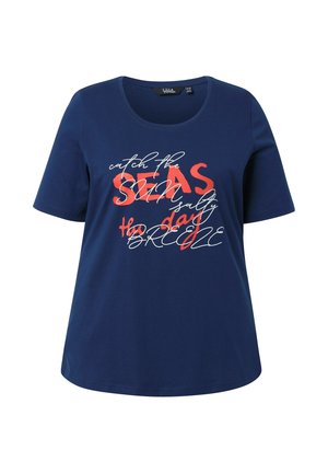 T-shirt bleu marine à manches courtes avec encolure ronde et texte multicolore "attrape la BRISE salée de la mer" sur le devant.