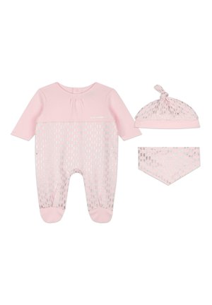 Combinaison à manches longues rose avec un motif argenté, bonnet noué rose assorti et bavoir bandana, fabriqués en tissu doux avec des pressions pour un habillage facile.