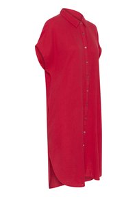 Abito camicia rosso a maniche corte, con bottoni frontali, realizzato in tessuto leggero, che presenta un orlo leggermente curvo e spacchi laterali per facilitare il movimento.