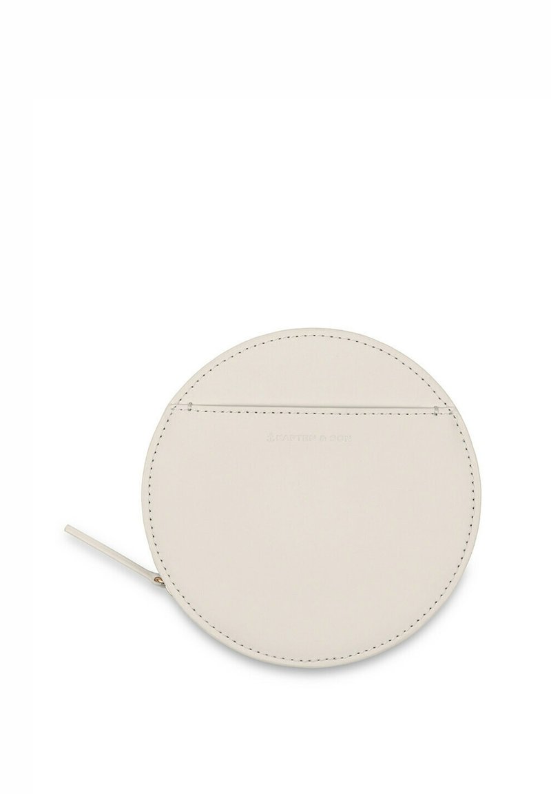 Okrągła skórzana torebka w kolorze kremowym o gładkiej fakturze, z przeszytymi brzegami i bocznym zamkiem błyskawicznym. Minimalistyczny design bez widocznych elementów metalowych.