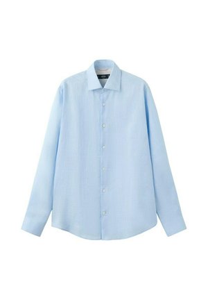 Svetlomodrá košeľa s dlhými rukávmi a gombíkmi, so špicatým golierom, rozložená na bielom pozadí.