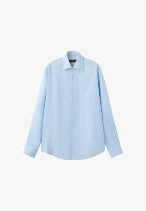 Svetlo modra srajca z dolgimi rokavi in ovratnikom z ostrim robom, prikazana položena ravno na belem ozadju.