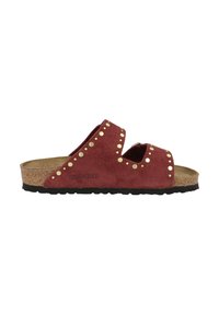 Rode suède instapsandalen met twee uitsnijdingen, gouden studs en een kurken middenzool. Zwart rubberen buitenzool met golvende textuur. Merkl logo zichtbaar.